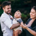 Família com um bebê em momento de lazer representando o apoio financeiro oferecido pelo Child Benefit na Irlanda.