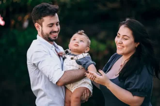 Família com um bebê em momento de lazer representando o apoio financeiro oferecido pelo Child Benefit na Irlanda.