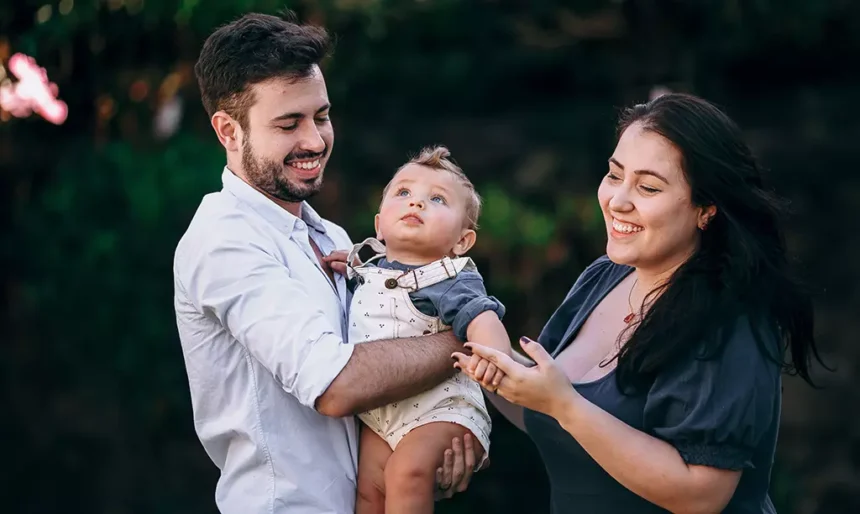 Família com um bebê em momento de lazer representando o apoio financeiro oferecido pelo Child Benefit na Irlanda.