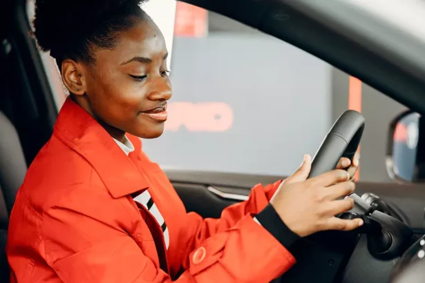 Pessoa ao volante de um carro durante teste de condução antes da compra de um veículo usado na Irlanda.