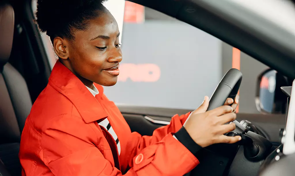 Pessoa ao volante de um carro durante teste de condução antes da compra de um veículo usado na Irlanda.