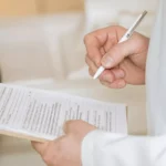 Médico realizando relatório para solicitação do benefício Disability Allowance na Irlanda.