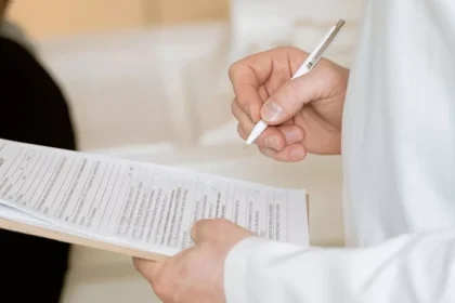 Médico realizando relatório para solicitação do benefício Disability Allowance na Irlanda.