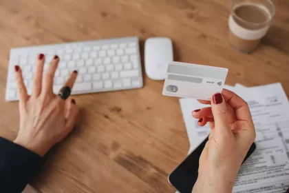 Pessoa utilizando um cartão de crédito para compras online como parte da construção do histórico de crédito na Irlanda.