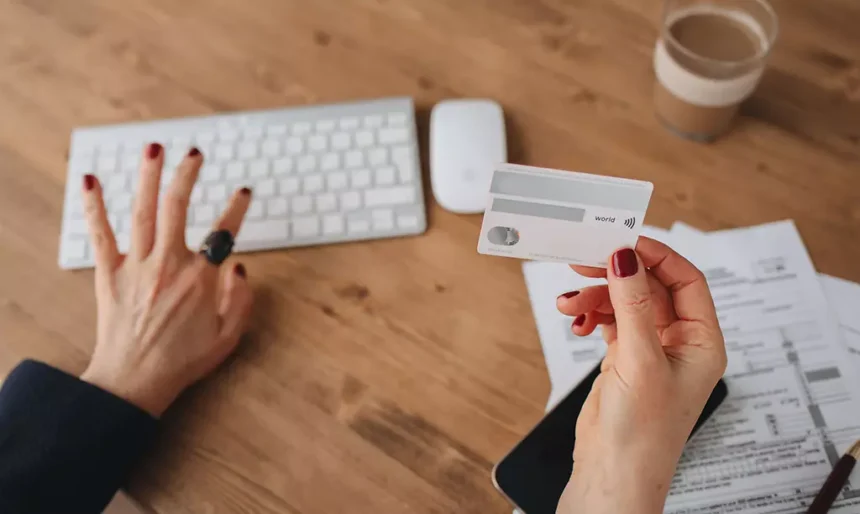 Pessoa utilizando um cartão de crédito para compras online como parte da construção do histórico de crédito na Irlanda.