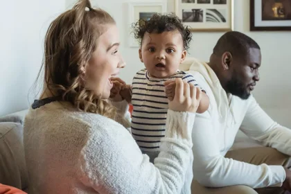 Família com um bebê em casa representando o apoio financeiro oferecido pelo Working Family Payment para trabalhadores com filhos na Irlanda.