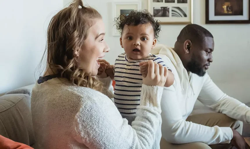 Família com um bebê em casa representando o apoio financeiro oferecido pelo Working Family Payment para trabalhadores com filhos na Irlanda.