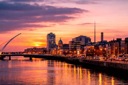 Vista panorâmica do centro de Dublin ao entardecer, com o Rio Liffey e a Samuel Beckett Bridge ao fundo.