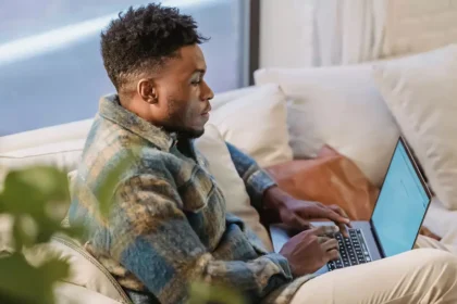 Homem utilizando um notebook para solicitar o Jobseeker's Benefit e procurar emprego na Irlanda.