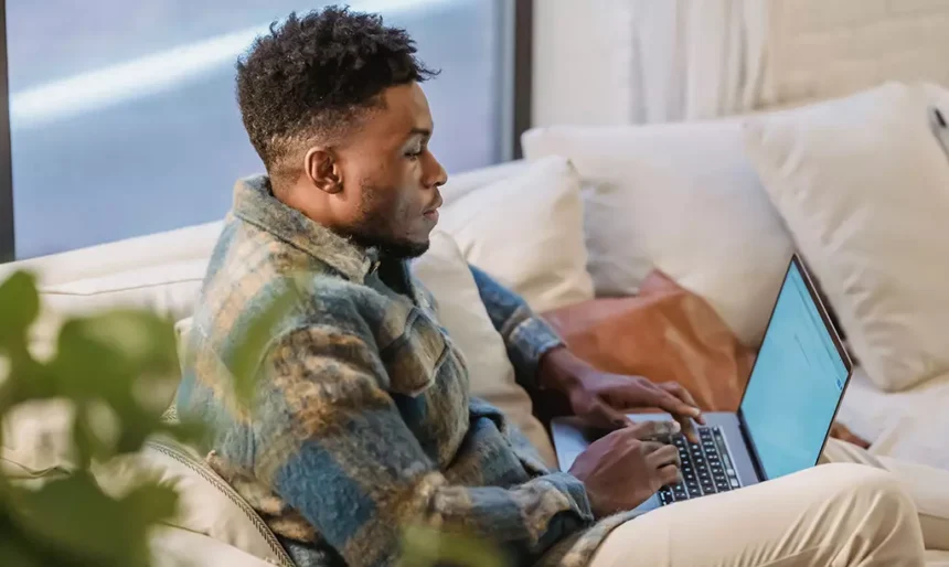 Homem utilizando um notebook para solicitar o Jobseeker's Benefit e procurar emprego na Irlanda.