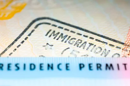 Detalhe de um documento de imigração e permissão de residência na Irlanda.
