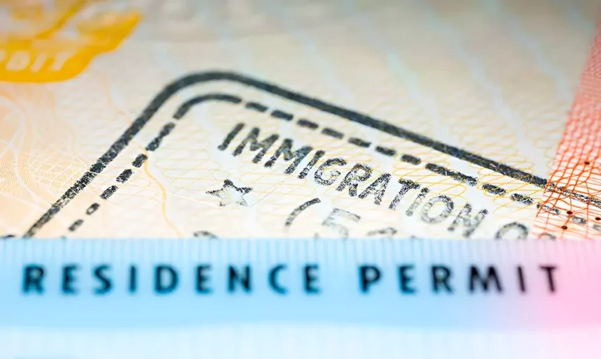 Detalhe de um documento de imigração e permissão de residência na Irlanda.