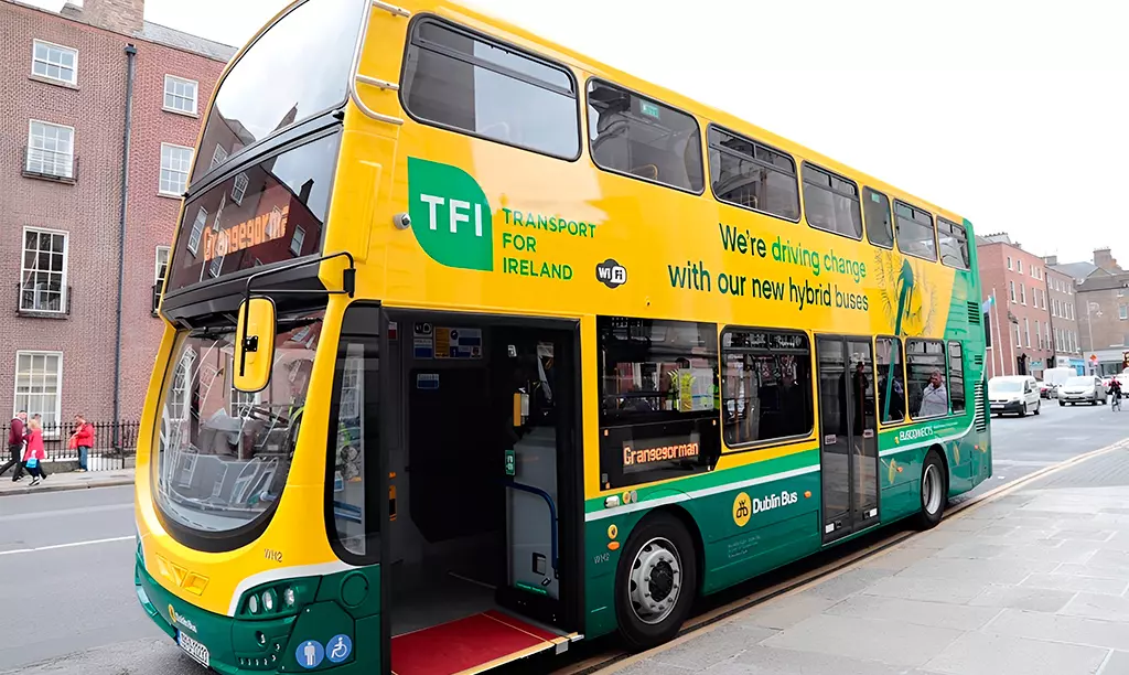 Ônibus de dois andares do transporte público circulando pelas ruas de Dublin, na Irlanda.