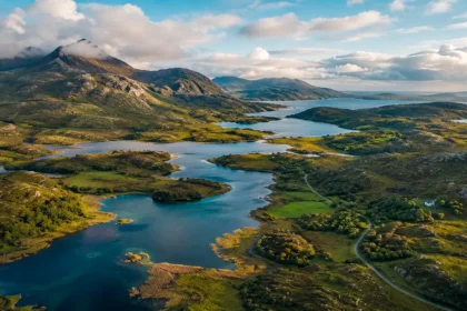 Vista panorâmica de lagos e montanhas na região de Connemara, oeste da Irlanda.