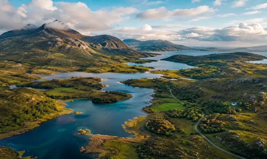 Vista panorâmica de lagos e montanhas na região de Connemara, oeste da Irlanda.