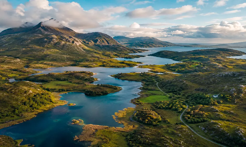 Vista panorâmica de lagos e montanhas na região de Connemara, oeste da Irlanda.