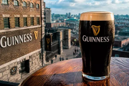 Copo de Guinness em frente à Guinness Storehouse, uma das atrações turísticas mais visitadas de Dublin.