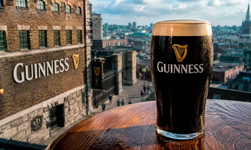 Copo de Guinness em frente à Guinness Storehouse, uma das atrações turísticas mais visitadas de Dublin.